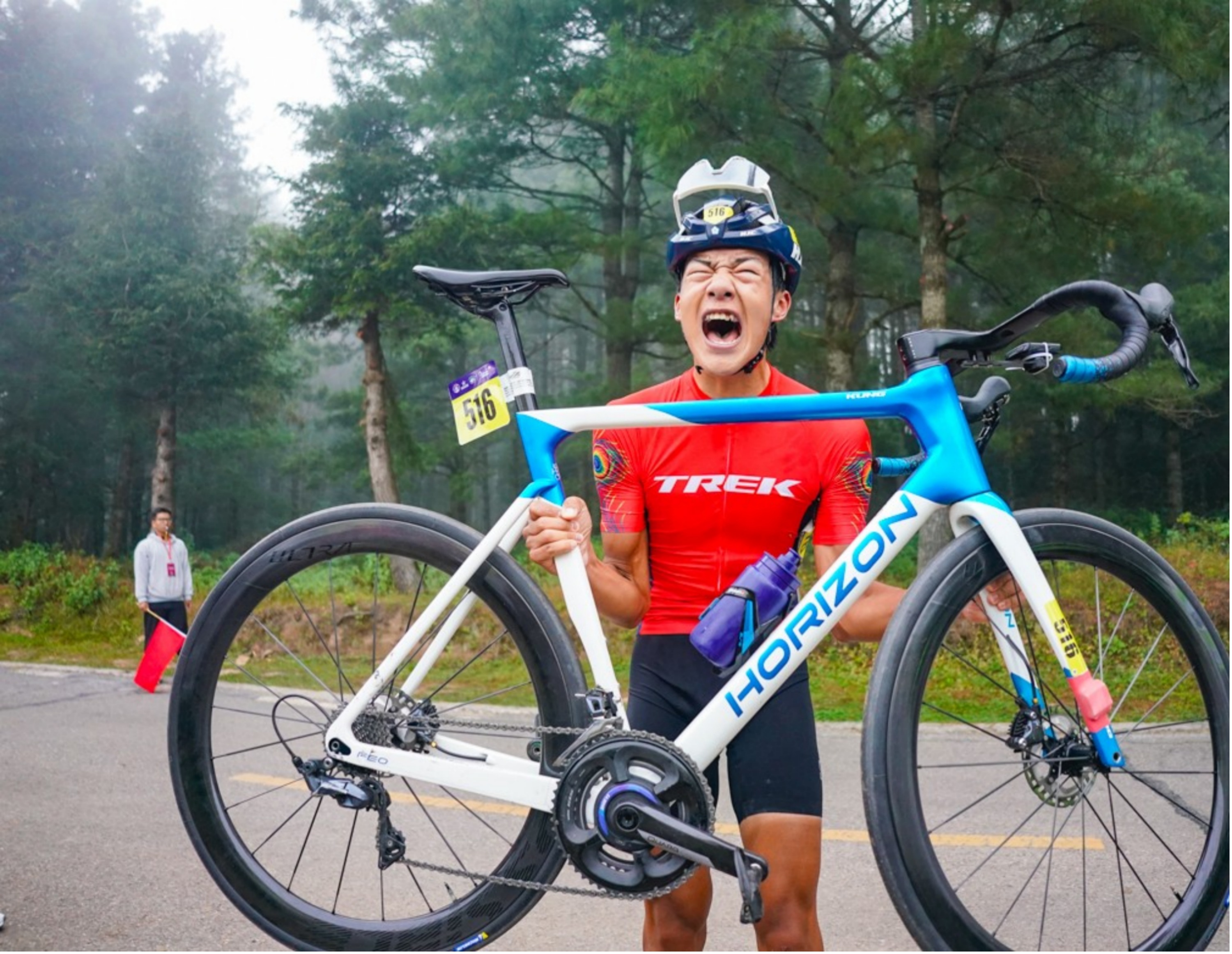 自行车山地赛选手卫冕成功