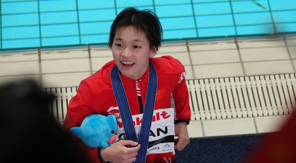 英国游泳选手卫冕夺金，稳坐榜首的简单介绍