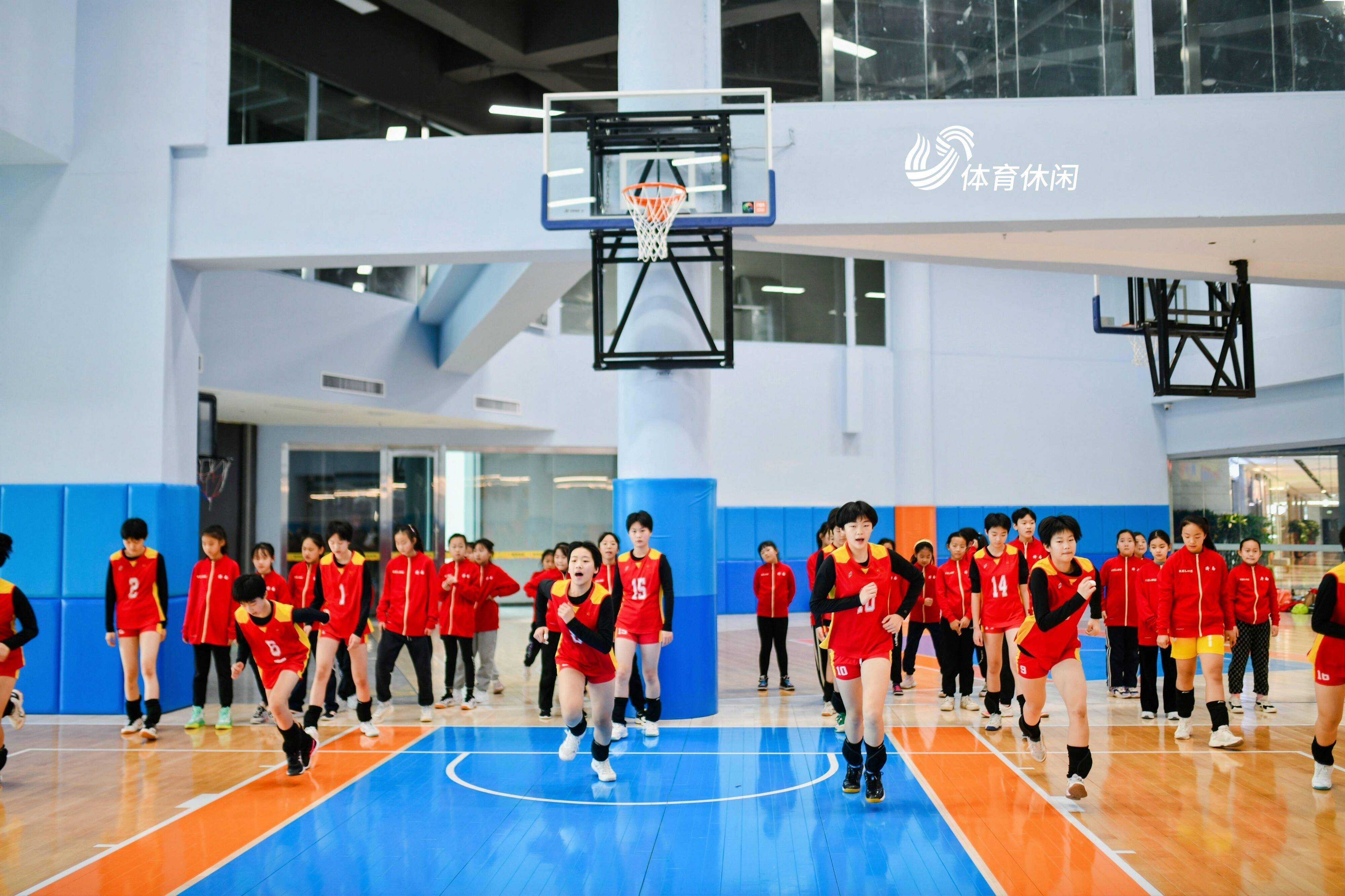 球队开展篮球训练营，吸引众多青少年参与的简单介绍