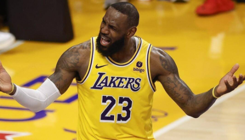 四川队鏖战马刺,詹姆斯统治全场 四川队鏖战马刺,詹姆斯统治全场